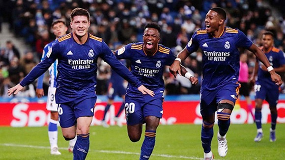 Luka Jovic sắm vai người hùng giúp Real Madrid thẳng tiến ở ngôi đầu.