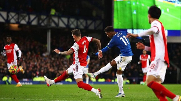 Demarai Gray tung cú sút ghi bàn tuyệt đẹp ấn định chiến thắng. Ảnh: Getty Images