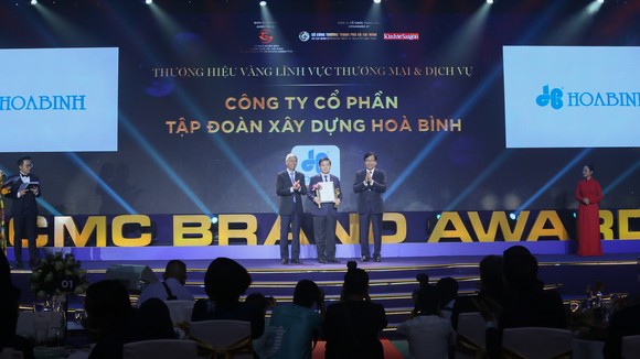Ông Lê Viết Hải - Chủ tịch HĐQT Công ty CP Tập đoàn Xây dựng Hòa Bình (đứng giữa) nhận giải thưởng