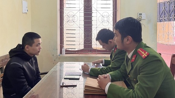 Công an huyện Yên Định lấy lời khai của nghi phạm Khúc Thanh Bình. Ảnh Công an Thanh Hóa cung cấp