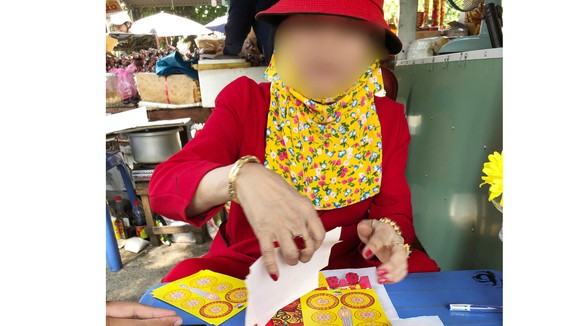 Bà N. chuẩn bị lễ cúng cắt “duyên âm” cho khách tại khu vực Lăng Ông Bà Chiểu