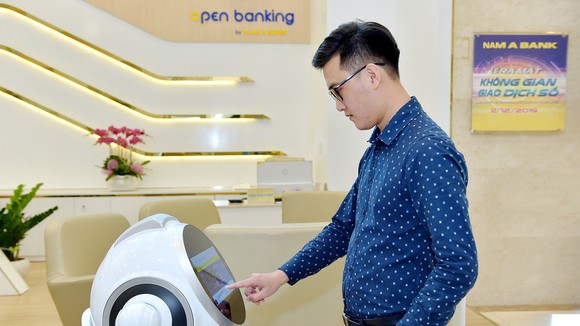 Robot OPBA chào đón khách hàng khi đến giao dịch tại Nam A Bank