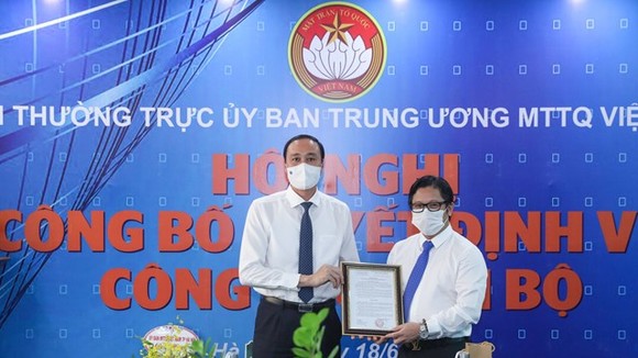 Ông Phùng Khánh Tài, Phó Chủ tịch UBTƯ MTTQ Việt Nam trao quyết định giao nhiệm vụ Quyền Tổng Biên tập báo Đại Đoàn Kết cho nhà báo Lê Anh Đạt. Nguồn: DAIDOANKET.VN
