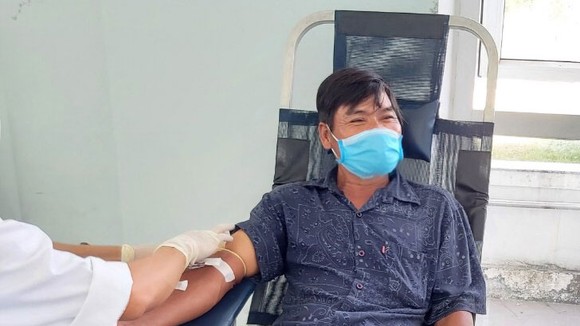 Anh Văn Sinh hiến máu cứu người giữa lúc dịch Covid-19 diễn biến phức tạp