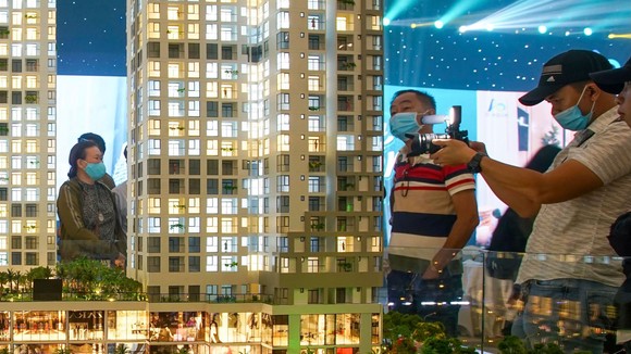 Người mua nhà và nhà đầu tư xem nhà mẫu tại những dự án mới (ảnh chụp thời điểm TPHCM chưa thực hiện Chỉ thị 16). Ảnh: HOÀNG HÙNG