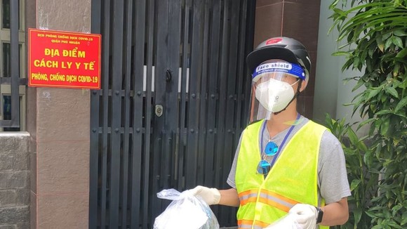 Nhân viên y tế phường 11 (quận Phú Nhuận, TPHCM) chuyển thuốc đến tận nhà người F0