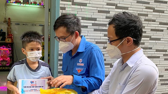 Chiếc máy tính bảng giúp em Võ Minh Tân có cơ hội theo kịp bạn bè trong năm học mới
