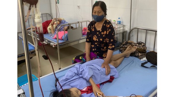 Bà Trần Thị Trúc chăm cháu Trần Thị Lan Hương đang điều trị, truyền máu tại Trung tâm Huyết học và Truyền máu (Bệnh viện đa khoa Thanh Hóa)