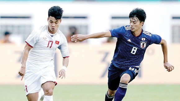 Văn Thanh (trái) cùng Olympic Việt Nam từng đánh bại Olympic Nhật Bản tại Asiad 2018. Ảnh: DŨNG PHƯƠNG