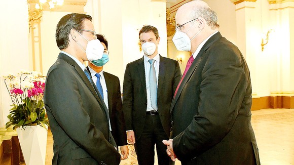 Chủ tịch UBND TPHCM Phan Văn Mãi tiếp Đại sứ Cộng hòa Áo Hans - Peter Glanze. Ảnh: VIỆT DŨNG