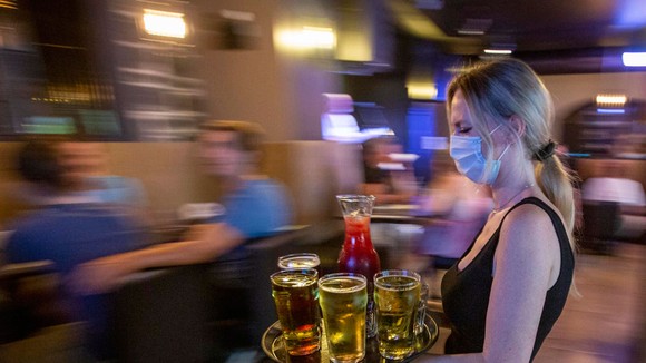 Ngành dịch vụ ăn uống ở Canada đang thiếu trầm trọng nhân viên phục vụ