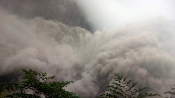 Núi lửa Semeru nhả khói phun nham thạch tại Lumajang, Đông Java, Indonesia, ngày 4-12-2021. Ảnh: THX/TTXVN