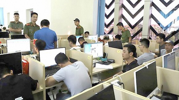 Lực lượng chức năng triệt phá một ổ nhóm tội phạm nước ngoài ở Việt Nam sử dụng công nghệ cao. Ảnh: CHÍ THẠCH