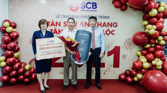 Khách hàng nhận giải thưởng 1.3 tỷ đồng của chương trình “Tân Sửu An Khang - Tân niên Vạn lộc”