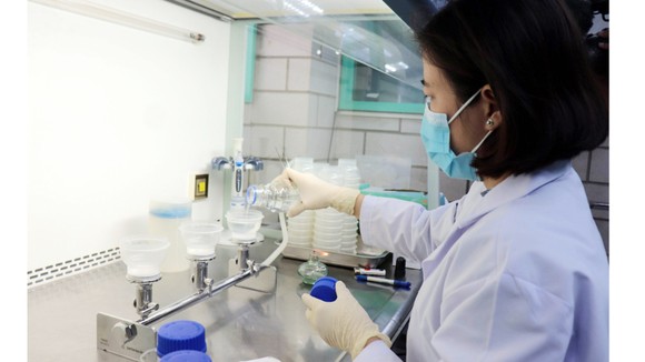 Nhân viên thực hiện kiểm tra vi sinh, đảm bảo an toàn nguồn nước cấp
