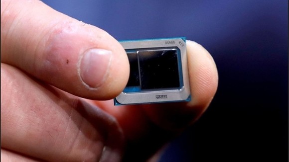 Một chip Intel Tiger Lake được trưng bày tại CES 2020 ở Las Vegas. Ảnh: Reuters.