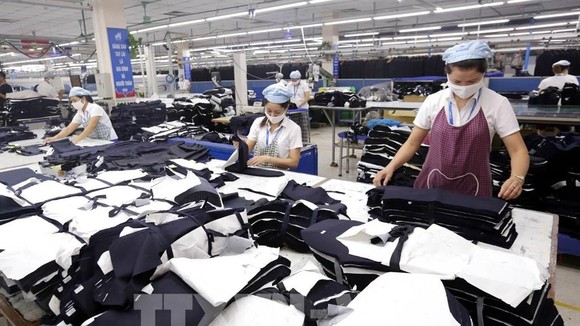Sản xuất hàng may mặc xuất khẩu tại Tổng Công ty May 10 tại Sài Đồng, Long Biên - Hà Nội - một đơn vị thuộc Tập đoàn Dệt May Việt Nam (Vinatex). Ảnh: Anh Tuấn: TTXVN