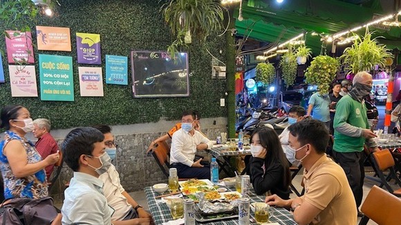 Hàng quán tại TPHCM vẫn chưa "gút" chuyện phục vụ tại chỗ. Ảnh: Dân trí