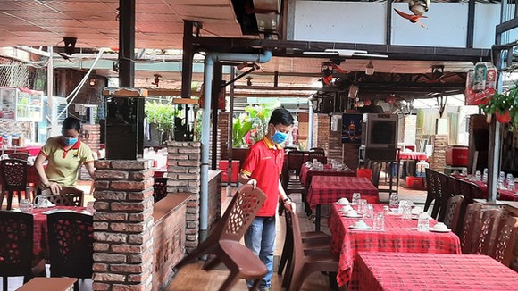Chủ một nhà hàng tại quận Gò Vấp cho biết đã hoàn thành việc sắp xếp lại bàn ghế để bán tại chỗ. Ảnh: N.Trí