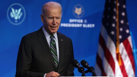 Tổng thống đắc cử Joe Biden phát biểu trong buổi công bố hôm thứ Bảy 16/1 tại nhà hát The Queen ở Wilmington, Delaware. (Hình ảnh Alex Wong / Getty)