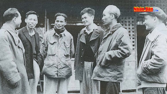 Bác Hồ với các đại biểu tại Đại hội II năm 1951. Ảnh: Báo Nhân Dân