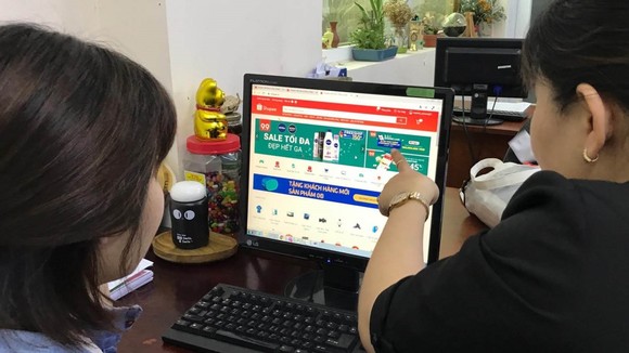 Người tiêu dùng mua sắm hàng hoá trên sàn thương mại điện tử. Ảnh: HOÀNG HÙNG