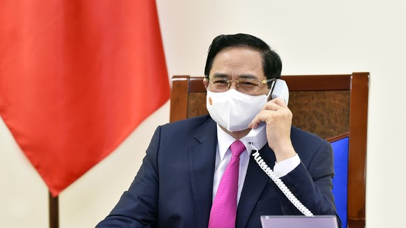 Thủ tướng Chính phủ Phạm Minh Chính điện đàm với Thủ tướng Nhật Bản Suga Yoshihide - Ảnh: VGP