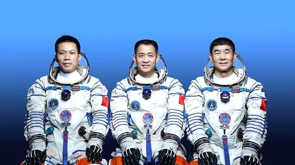 Trung Quốc phóng tàu vũ trụ Thần Châu 12, đưa 3 phi hành gia lên trạm không gian mới tên Thiên Cung