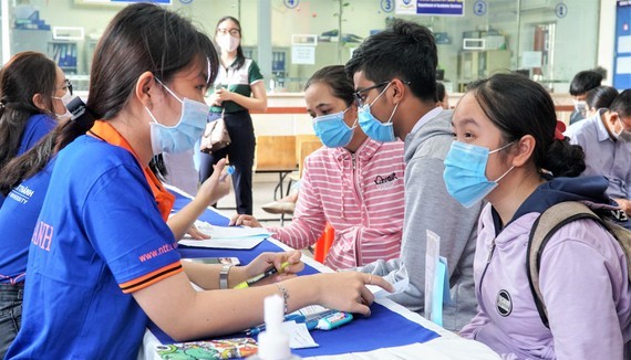 Thí sinh nộp hồ sơ xét tuyển bằng học bạ THPT năm 2021 tại Trường ĐH Nguyễn Tất Thành