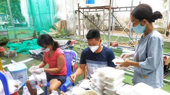 Bếp dã chiến chuẩn bị những phần cơm gửi tặng y bác sĩ, tình nguyện viên