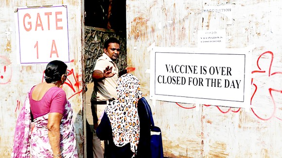 Bất bình đẳng vaccine khiến công cuộc chống dịch trên thế giới gặp nhiều khó khăn. Ảnh: Financial Times