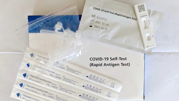 Một bộ xét nghiệm nhanh kháng nguyên Covid-19