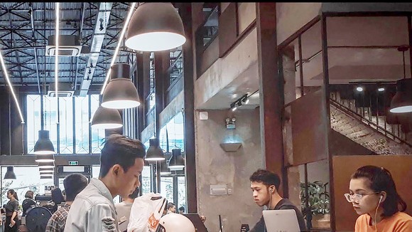 Bạn trẻ sẵn sàng trở lại làm việc, học tập trong “bình thường mới” (ảnh chụp ở thời điểm dịch chưa bùng phát trong cộng đồng)