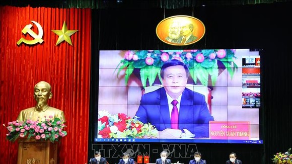 Đồng chí Nguyễn Xuân Thắng, Ủy viên Bộ Chính trị, Giám đốc Học viện Chính trị quốc gia Hồ Chí Minh, Chủ tịch Hội đồng Lý luận Trung ương Đảng Cộng sản Việt Nam phát biểu đề dẫn từ điểm cầu Hà Nội. Ảnh: TTXVN