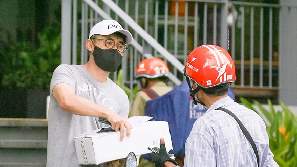 Người dân đặt mua thuốc trên mạng và được giao tận nơi. Ảnh: HOÀNG HÙNG