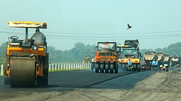 Trải thảm nhựa cao tốc Trung Lương - Mỹ Thuận đoạn qua huyện Cai Lậy, Tiền Giang
