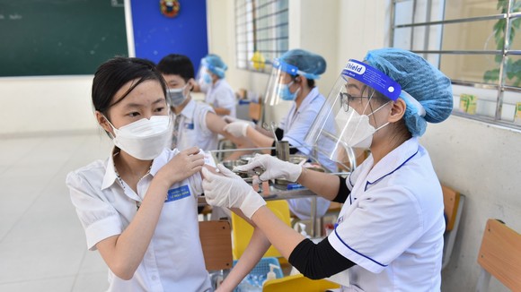 Tiêm vaccine cho học sinh Trường THCS Lê Ngọc Hân, quận Hai Bà Trưng, Hà Nội. Ảnh: VIẾT CHUNG