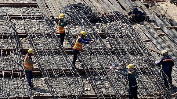 Làm cột thép xây dựng một công trình cao ốc tại quận 7, TPHCM. Ảnh: CAO THĂNG