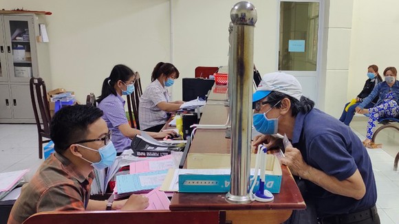 Người dân làm thủ tục hành chính tại UBND xã Vĩnh Lộc B, huyện Bình Chánh