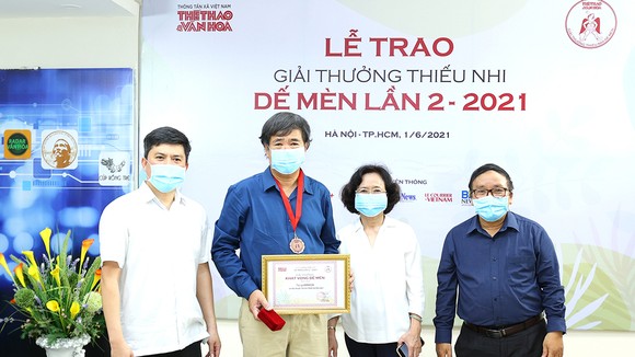 Nhà văn Bình Ca nhận giải Khát vọng Dế Mèn tại giải thưởng Dế Mèn lần 2