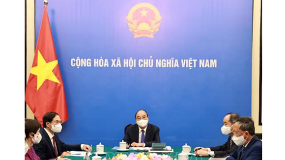 Chủ tịch nước Nguyễn Xuân Phúc điện đàm với Thủ tướng Nhật Bản Suga Yoshihide. Ảnh: TTXVN