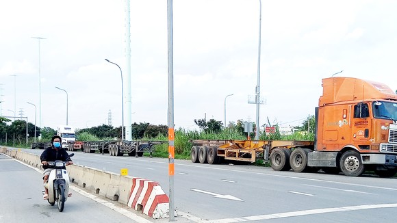 Bất an xe container đậu tràn lòng đường