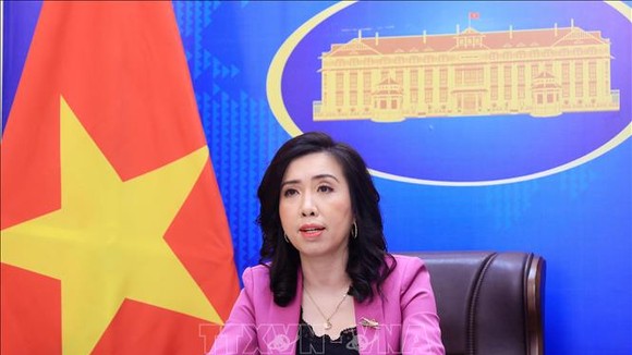 Người phát ngôn Bộ Ngoại giao Lê Thị Thu Hằng chủ trì họp báo, chiều 23-9. Ảnh: TTXVN