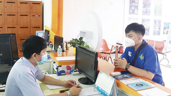 Người lao động tham gia ứng tuyển việc làm tại Văn phòng Trung tâm dịch vụ việc làm thanh niên TPHCM tại quận Gò Vấp