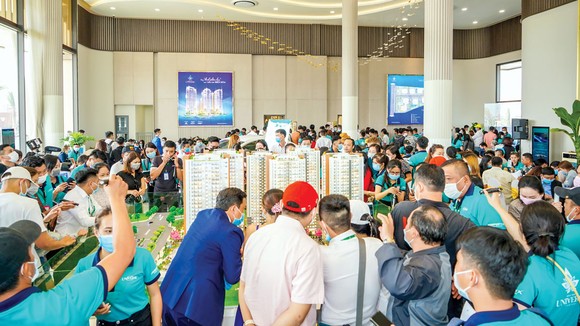 Khách hàng tham quan dự án Bien Hoa Universe Complex của Hưng Thịnh.
