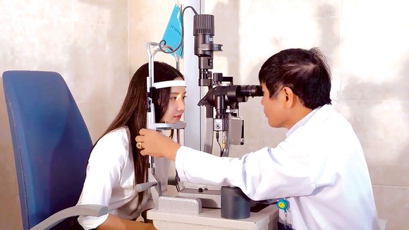 BS CKII Trần Văn Kết đang khám mắt cho bệnh nhân.