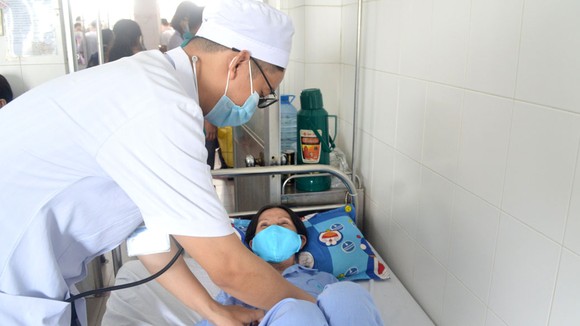 Bác sĩ chăm sóc cho bệnh nhân sau khi điều trị thành công.