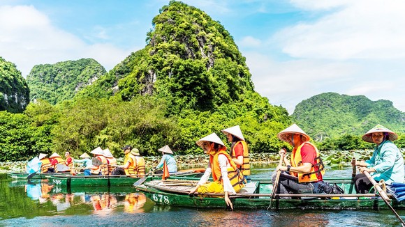 Du khách TPHCM tham quan quần thể danh thắng Tràng An (Ninh Bình)