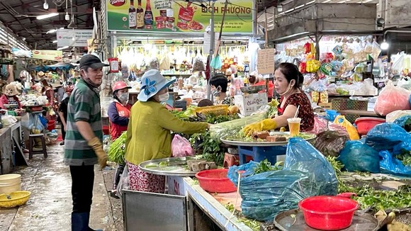 Tình trạng lơ là các biện pháp phòng ngừa lây nhiễm của tiểu thương và người mua hàng diễn ra khá phổ biến tại các chợ truyền thống của TPHCM