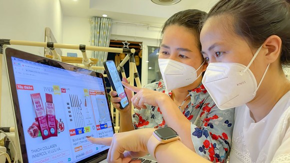 Người tiêu dùng so sánh các kênh bán hàng về giá cả và quyết định mua hàng qua phần xem bình luận của các khách hàng trước đó, ngày 21-10. Ảnh: HOÀNG HÙNG
